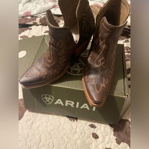 Ariat size 9.5 brown